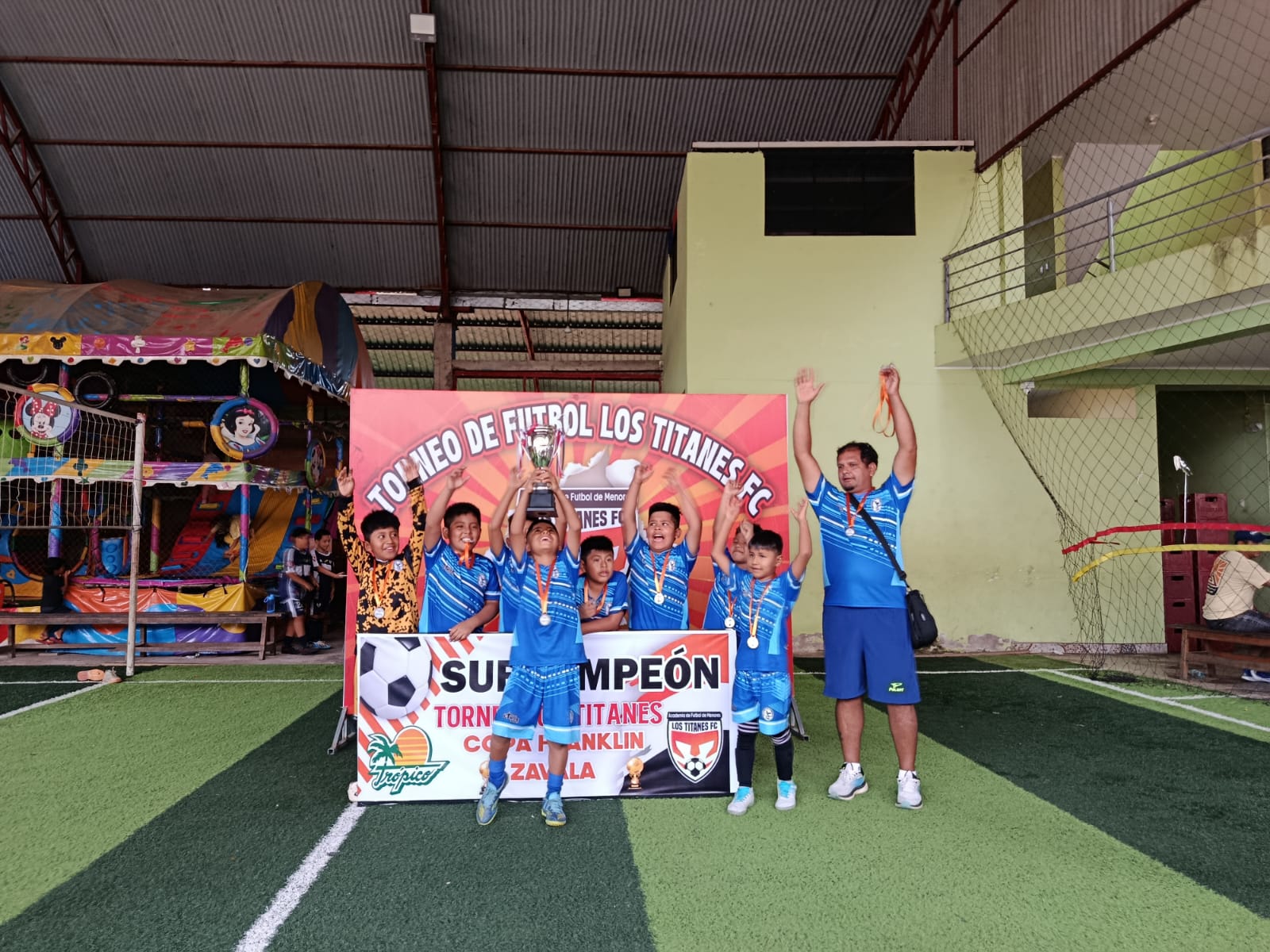 Equipo levantando la copa