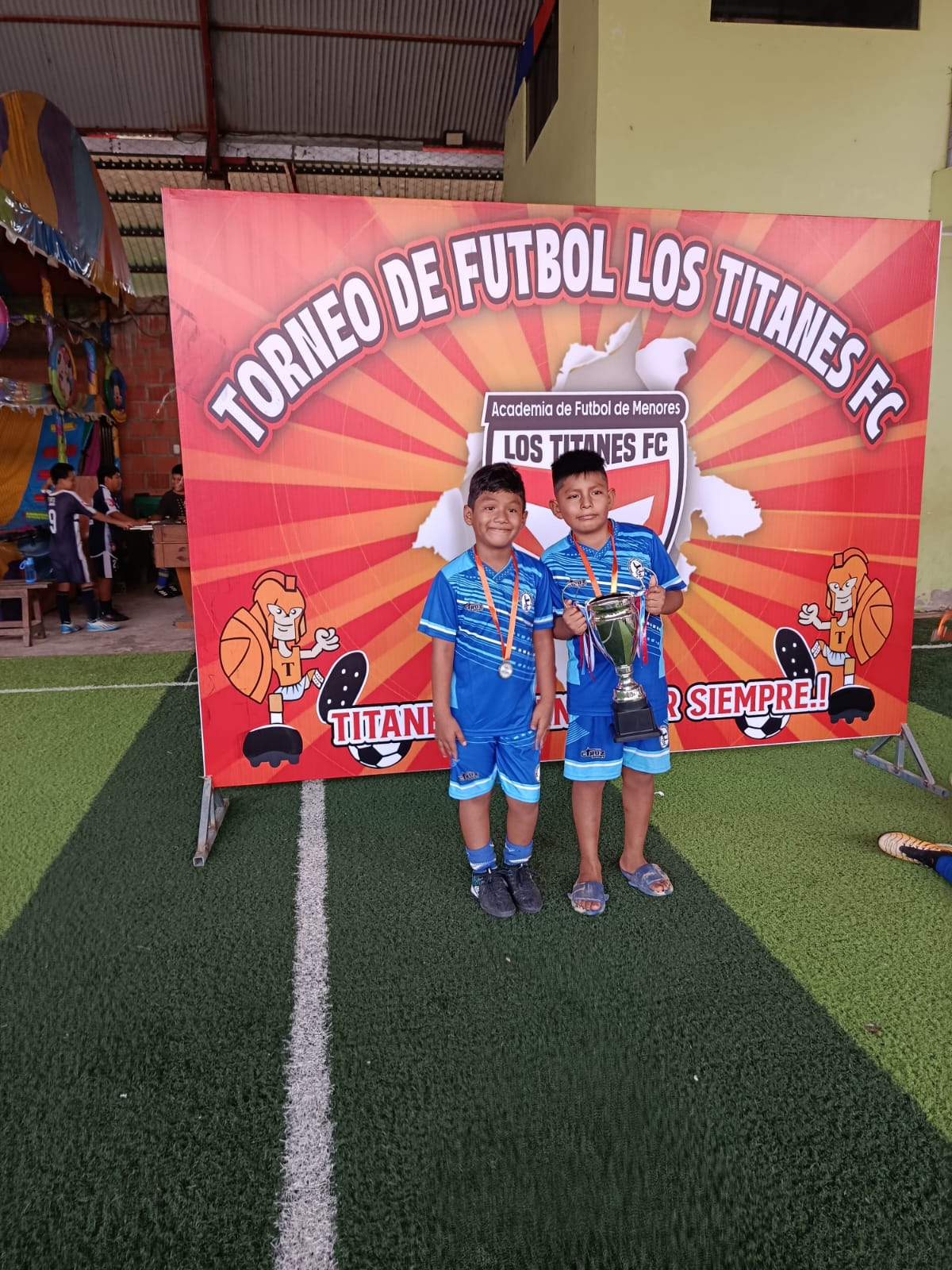 Jugadores mostrando sus medallas